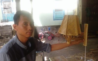 Pemuda Rensing Bat, Kembangkan Usaha Pembuatan Lampu Hias Menggunakan Anyaman Bambu