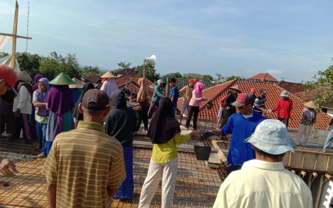 Gotong-Royong Pengecoran Lantai 2 Pembangunan Mushalla Timuk Rurung Berlangsung Meriah