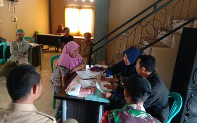 Sebanyak 38 KK penerima KIS di Desa Rensing Bat datangi Kantor Desa
