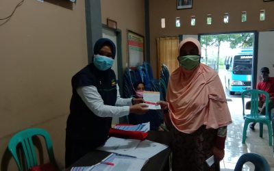 TKSK Sakbar Serahkan Kartu BPNT ke KPM Desa Rensing Bat