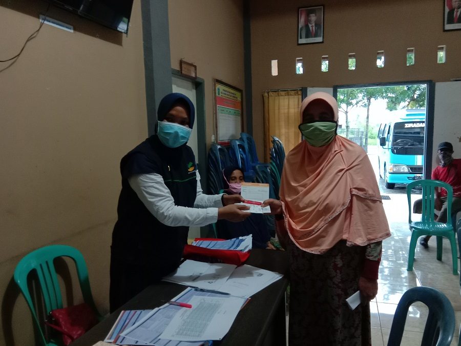TKSK Sakbar Serahkan Kartu BPNT ke KPM Desa Rensing Bat