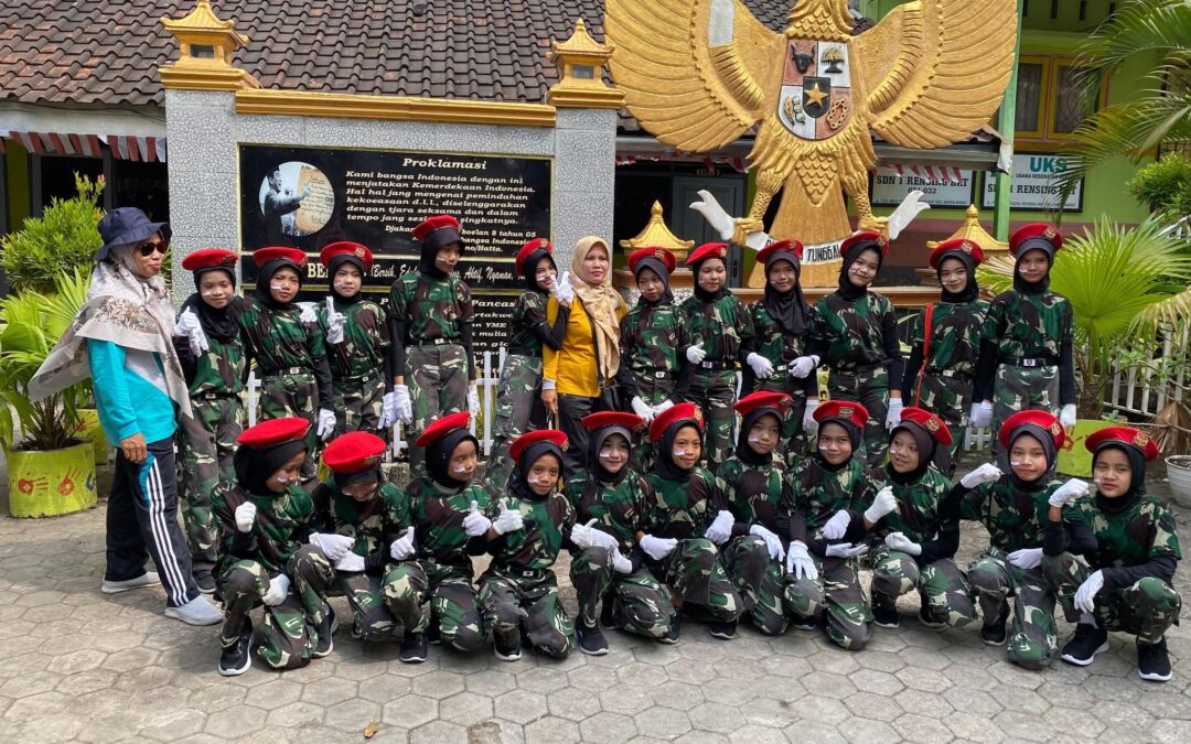 SDN 1 Rensing Bat Ikut Meriahkan HUT RI ke-80 dengan Gerak Jalan